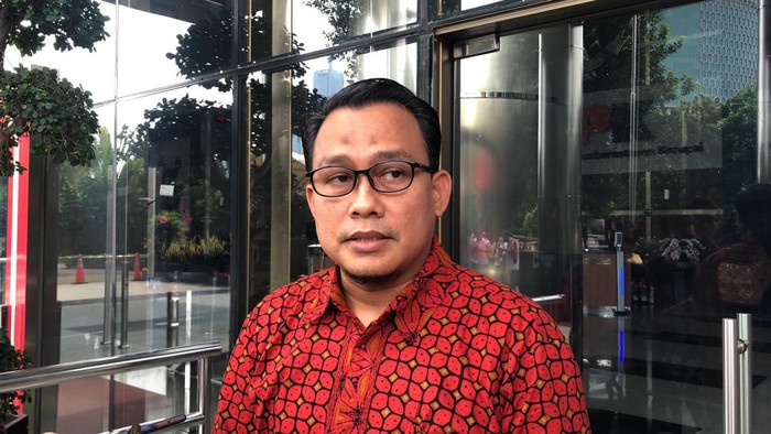 lukas-enembe-ajak-lihat-tambang-emas-begini-kata-kpk